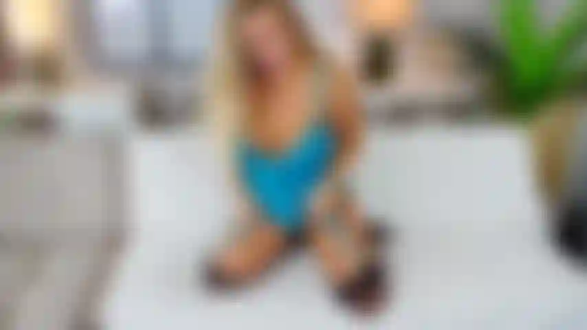 Tira de lencería azul y juego de coño en el sofá.