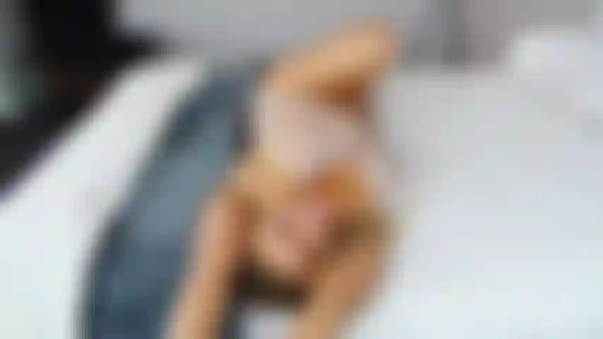 Tira de muñeca y juego de juguetes en la cama.