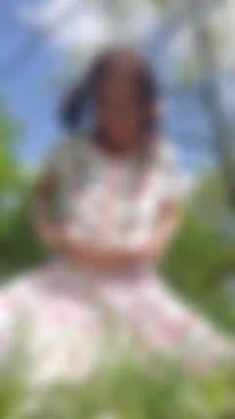 Chica mala y bosque.