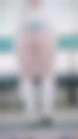 Booty aplaude fuerte en pantalones cortos en el balcón.