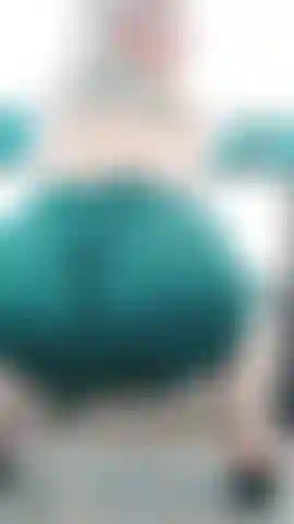 Vestido ajustado sobre culo gordo y saltarín.