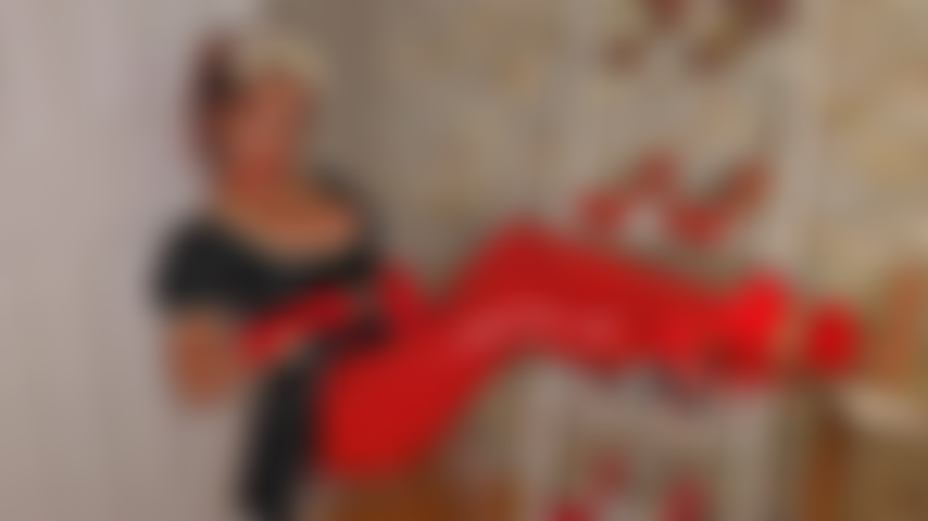 Tu sirvienta de látex quiere limpiar tu polla con su lengua.