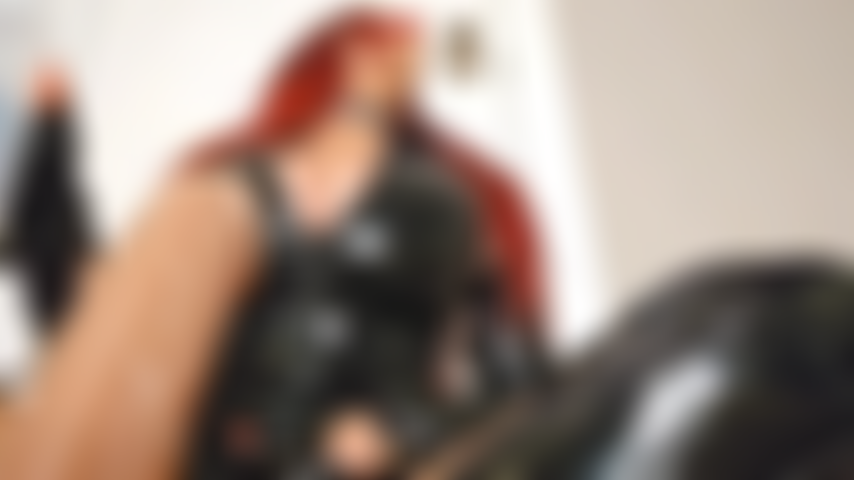 Guarrilla de látex follando 2 consoladores estilo dp.