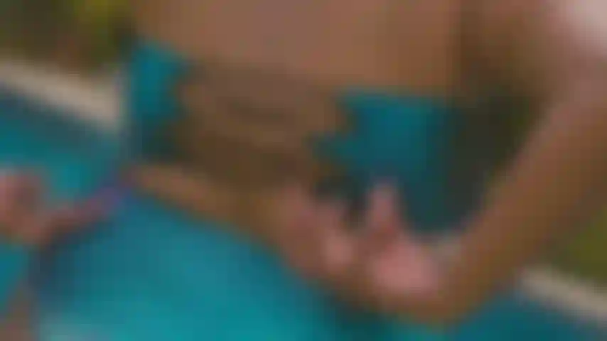 Juego con mis tetas en la piscina.