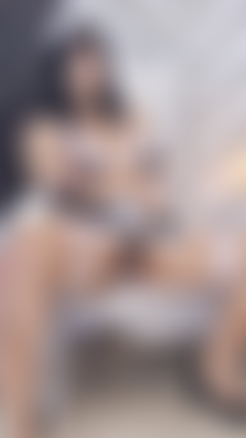 Folla el coño de la sirvienta milf cachonda.