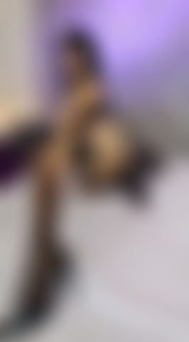 Acariciando mis hermosas piernas y pero.