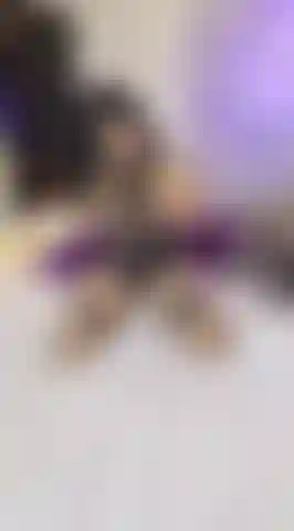 Cabalgando tu polla con mis tetas afuera.