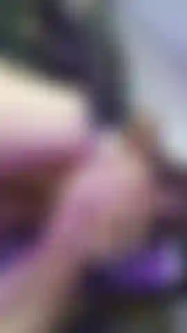 Corriendo el leotardo a un lado para tocar mi coño.