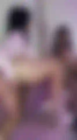 Jugando con mi coño en estilo perrito.