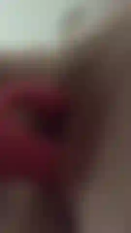 Juego de coño peludo con vibrador.