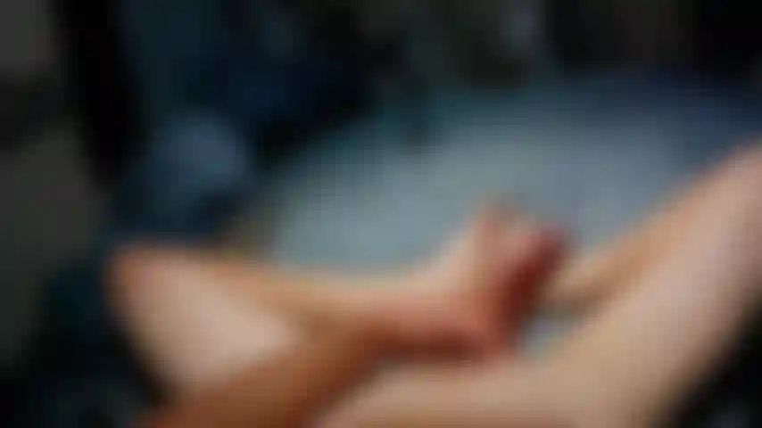 Acariciando una polla grande.