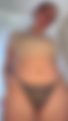 Moviendo mis muslos en mi bikini y con la parte superior empapada.