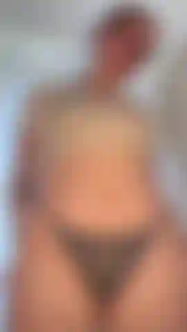 Moviendo mis muslos en mi bikini y con la parte superior empapada.