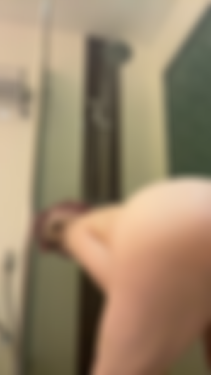 Haciendo twerking en la ducha / medio cuerpo.