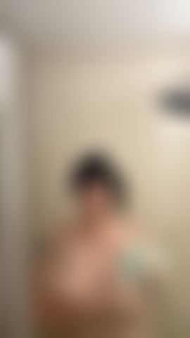 Lavando mis tetas en la ducha.