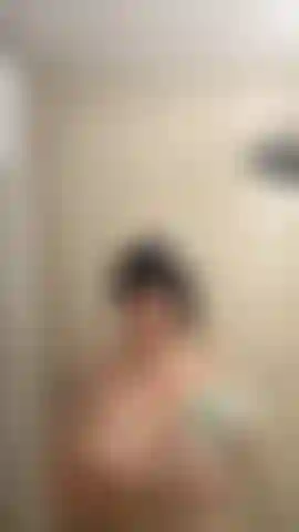 Lavando mis tetas en la ducha.