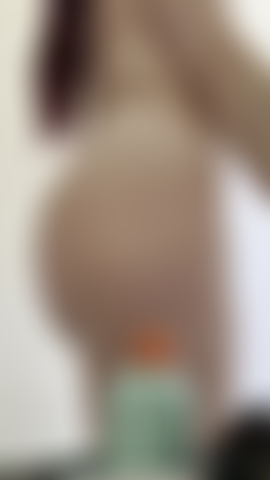 Haciéndolo vibrar en la ducha - coño afuera.