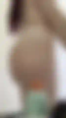 Haciéndolo vibrar en la ducha - coño afuera.