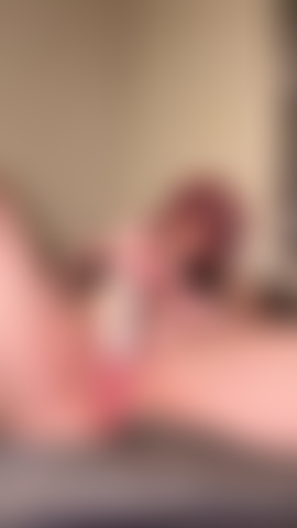 Jugando con mi vibrador en mi coño recién depilado.