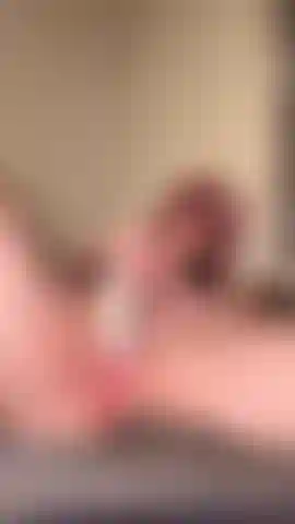 Jugando con mi vibrador en mi coño recién depilado.