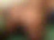 Alimenta tu adicción bebé! Mírame provocarte con mi culo gordo en pantimedias bronceadas y negras. Tengo un bonito culo gordo y ancho que apenas me caben las pantimedias. Escucha mis instrucciones de idiota mientras muestro el culo.