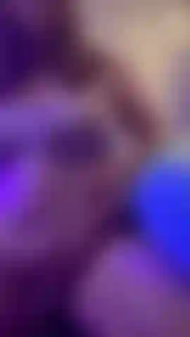 Billie blakeley mueve su barriga regordeta.