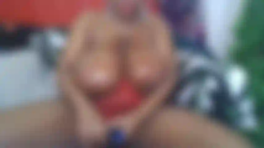 Negra de tetas aceitosas follando en el bosque, orgasmos múltiples, ojos en blanco.