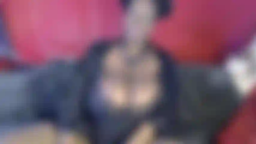 Fetiche de eructos con las tetas afuera y la boca abierta de par en par.