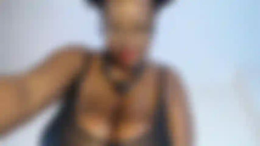 Apilando y rebotando tetas monstruosas con fuerza.