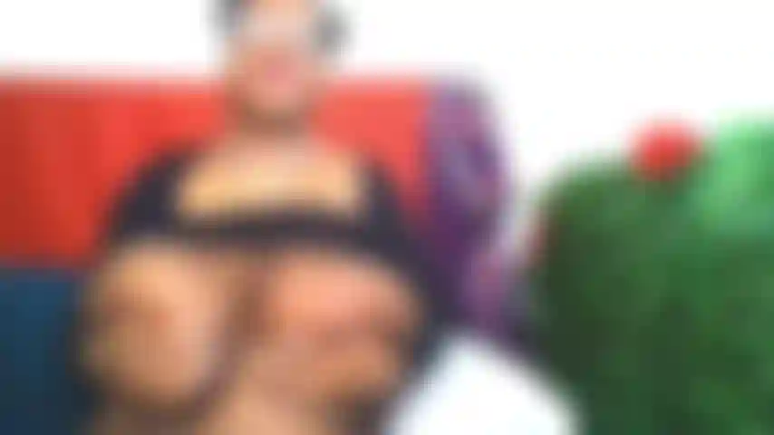Linda chica negra hace gags y gargantas profundas por toda tu polla.