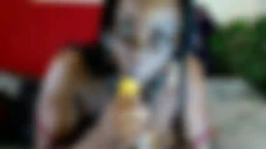 Cogida de tetas de plátano y juego de chupar comida asfixiado con plátanos blandos.