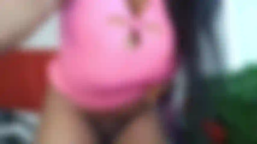 Chupa mis enormes pezones con mi vestido corto y ajustado.