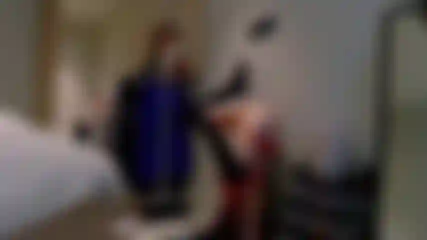Chica yogui parada de cabeza en lencería.