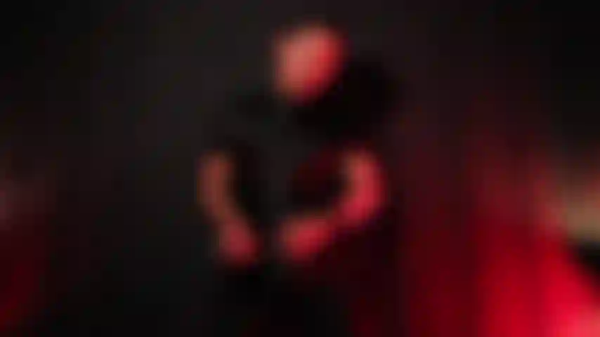 Masturbándose en traje de cuero.