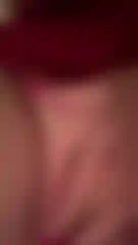 Metiéndome los dedos en mi coño mojado… estoy tan excitada y húmeda.