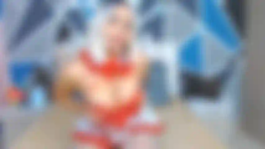 Una enfermera sexy juega como una perra.