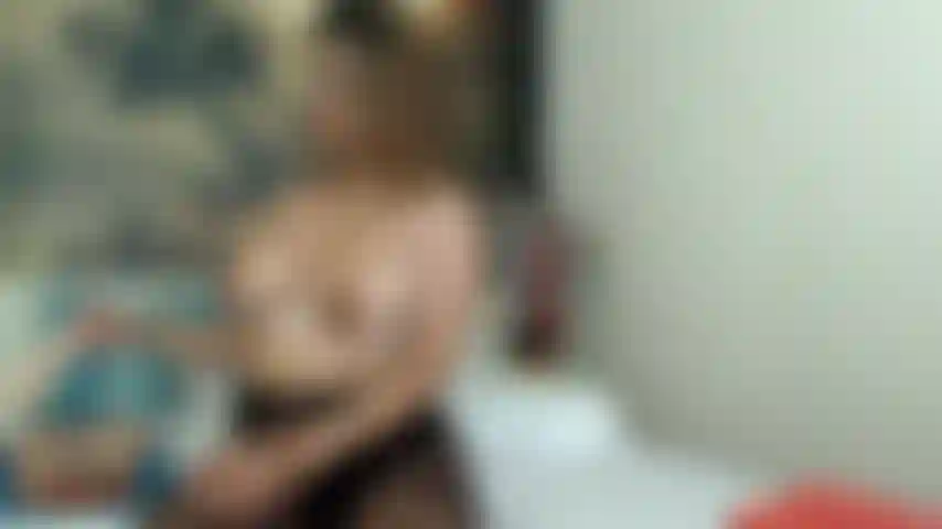 Lamiéndome las tetas.