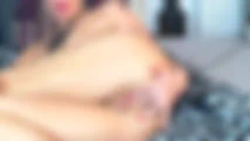 Juego con el coño con grandes labios vaginales.