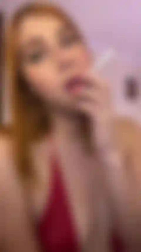 Disfrutando de un cigarrillo.