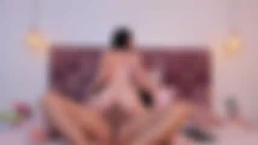 Miren a bonnie, es tan traviesa... Montando la polla de matt 😈.