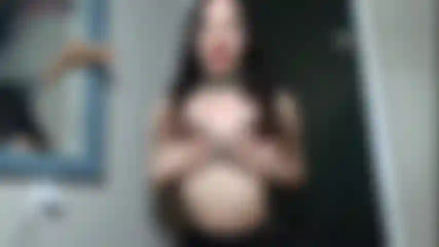 Mamada descuidada frente al espejo. Puedes ver de un lado a otro.