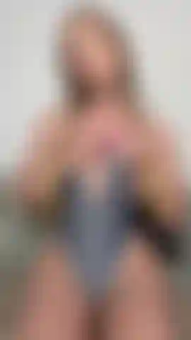 Trenzas y masturbación en bañador.