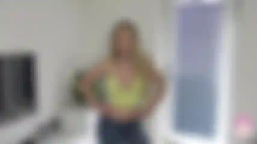 Madrastra chantajeada con creampie anal.