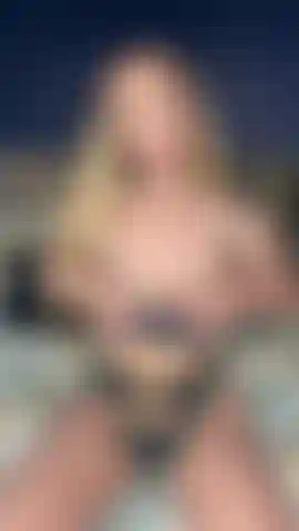 Masturbación con consolador de cristal.