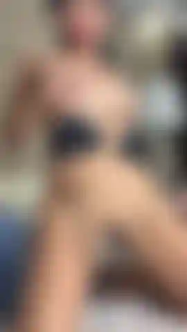 Me encanta destrozar mi coño en mi habitación.