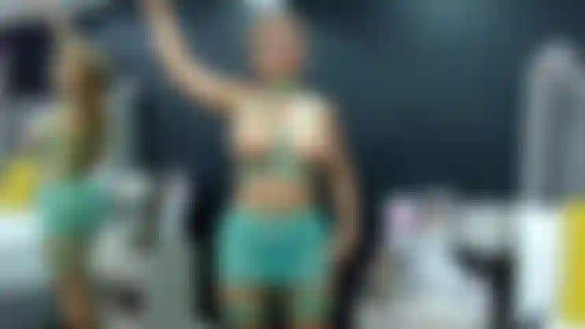 Rutina de ejercicios sexy y desnuda.