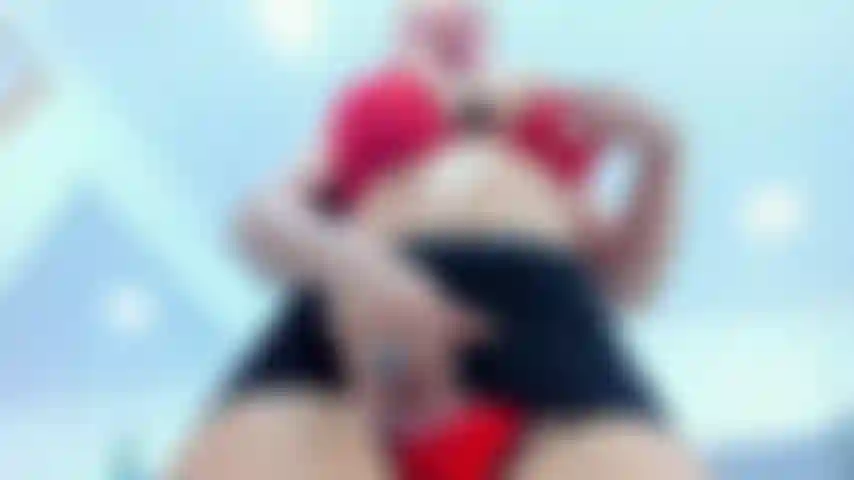 Rojo es pasión, pero también significa que esta mujer madura quiere tenerte, tocarte y entregarte todo su cuerpo. Mírame seducirte y ponerte cachondo solo con un striptease, mi vello púbico está muy feliz de ser libre.
