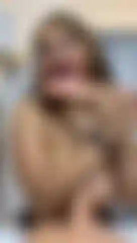 Mis grandes tetas te follan la polla, mientras me ahogo con otra.