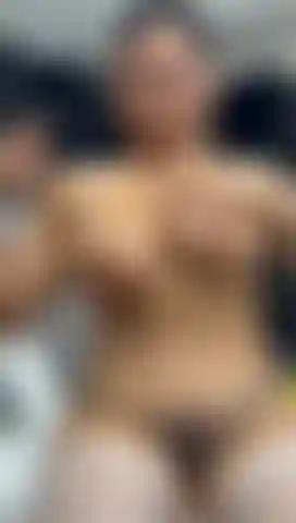 Show de masturbación de pollo con los pies.