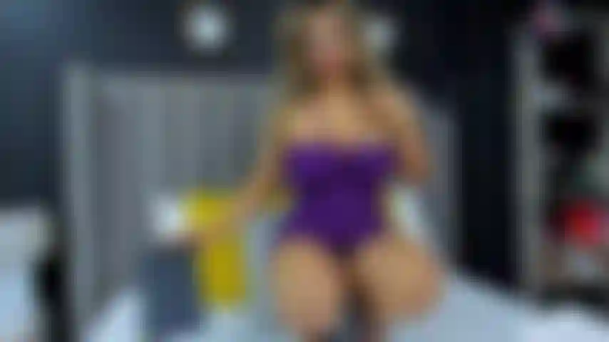 Estás tan jodida conmigo y mis grandes tetas ( . ) ( . ) Te encantan mis grandes muslos, mi cuerpo sensual.